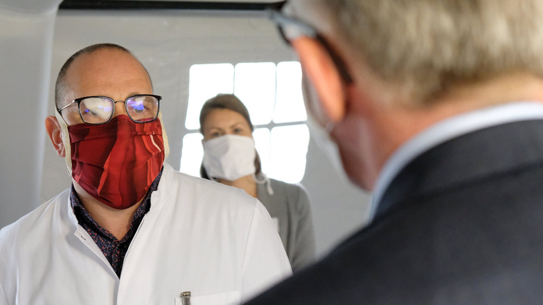 Mit roter Maske: Dr. Thomas Peschel, Chef der Notfallklinik. Er hat den Betrieb in der Ambulanz organisiert.