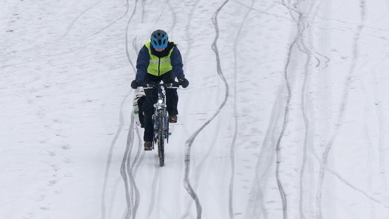Ein Radfahrer auf verschneitem Elberadweg in Dresden: Es muss auch ohne Winterdienst gehen.