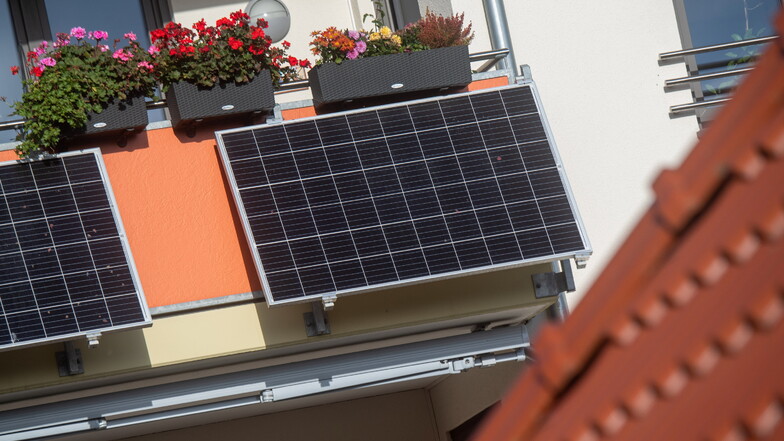 Zwei Solarmodule für ein Balkonkraftwerk hängen an einem Balkon. 20 Prozent der vorhandenen Fördergelder in Sachsen sind bereits beantragt. Doch auch ohne Förderung gibt es jetzt Geld.