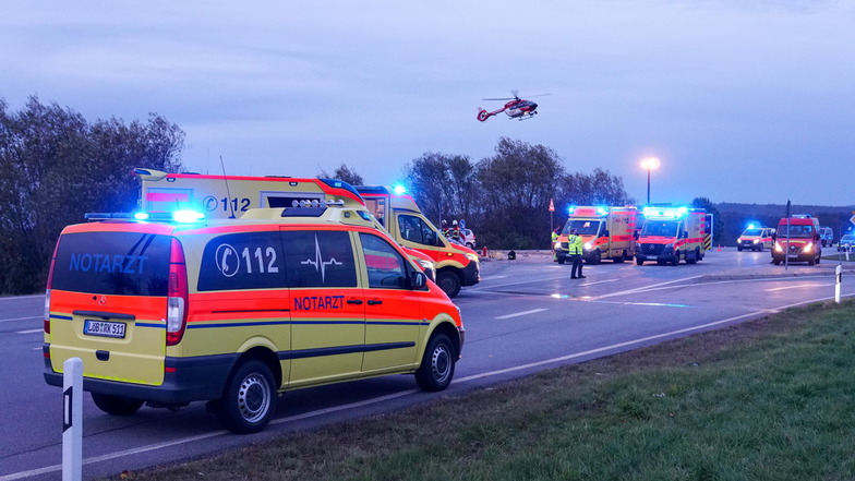 Görlitz: Crash Mit Drei Fahrzeugen – Zwei Menschen Schwer Verletzt ...