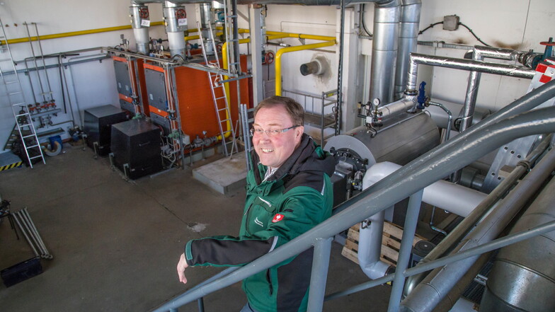 Ulrich Engelmann von den Rothenburger Stadtwerken hält die aktuelle Hysterie um die Gaspreisentwicklung für übertrieben. Für die Erzeugung von Fernwärme werden hier neben Gas auch Holzpellets eingesetzt.