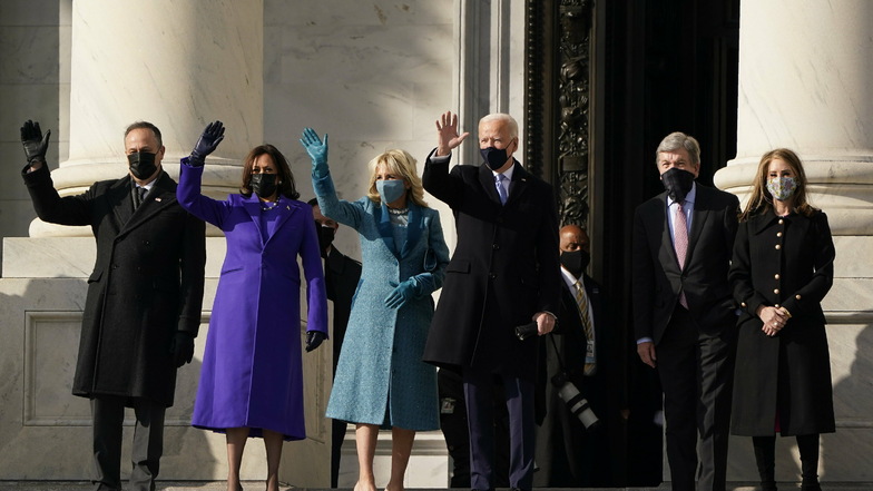 Der designierte Präsident Joe Biden, seine Frau Jill Biden und die designierte Vizepräsidentin Kamala Harris und ihr Ehemann Doug Emhoff kommen auf den Stufen des US-Kapitols zum Beginn der offiziellen Inaugurationszeremonien an.