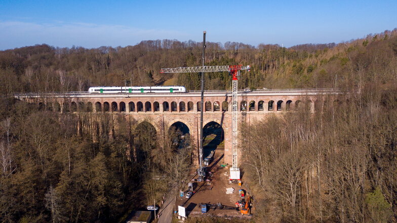 Die Kräne, die während der Sanierung des Heiligenborner Viadukts in Waldheim aufgestellt worden sind, werden derzeit abgebaut.