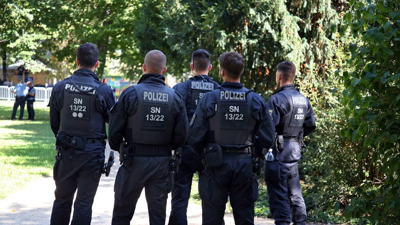 Die Polizei musste kaum eingreifen. Lediglich ein paar Pöbler musste sie beruhigen und fernhalten.