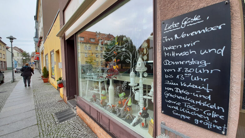 Das Café Rosali in der Kirchstraße hat einen Kompromiss gefunden, um nicht den ganzen Monat geschlossen zu sein: Neben Dekoartikeln können Kaffee, Kuchen und Suppen zum Mitnehmen erworben werden.