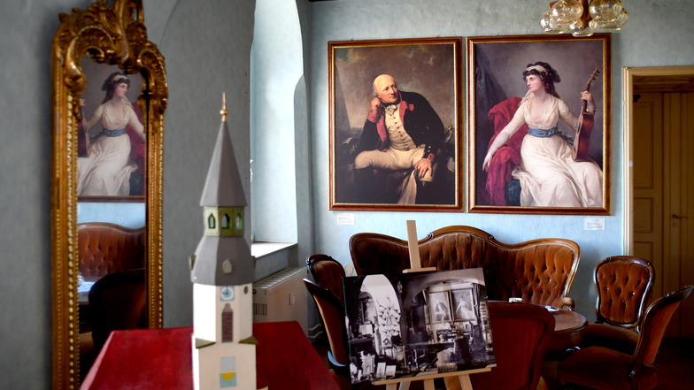 Blick in ein Zimmer des Schlosses Seifersdorf. Dort hängen zwei Gemäldekopien von Anton Graff, welche Hans-Moritz und Christina von Brühl 
abbilden.