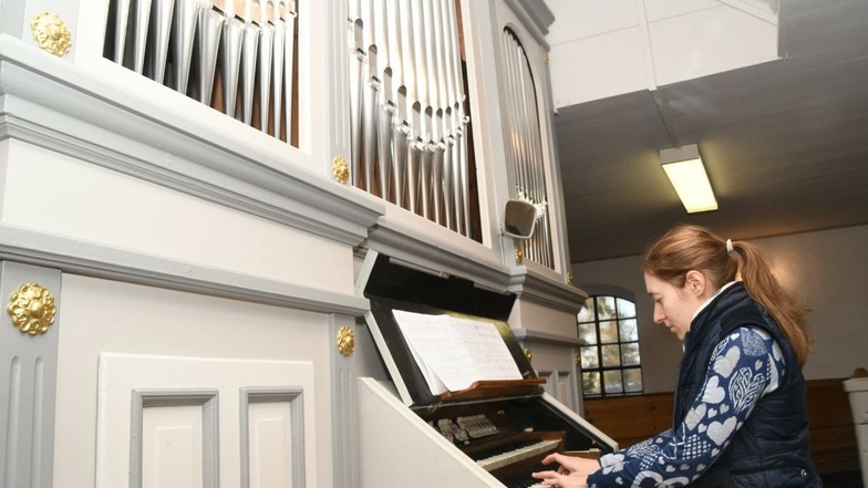 Die Orgelspielerin Viva Grineo-Polishchuk weiht mit ihrem Spiel die Orgel in der Kirche Kosel am 2. Advent nach einer mehrmonatigen Reparatur erneut ein.