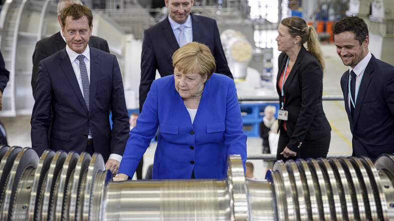 Als Bundeskanzlerin Angela Merkel das Görlitzer Siemens-Werk besuchte, stand Christoph Scholze (re.) neben ihr. 