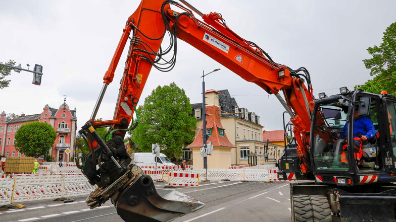 Rund um das Trafohäuschen wird an der Meißner Straße in Radebeul-Ost noch fleißig gebaut und gearbeitet. Doch die Kreuzung soll in der kommenden Woche für den Verkehr frei gegeben werden.