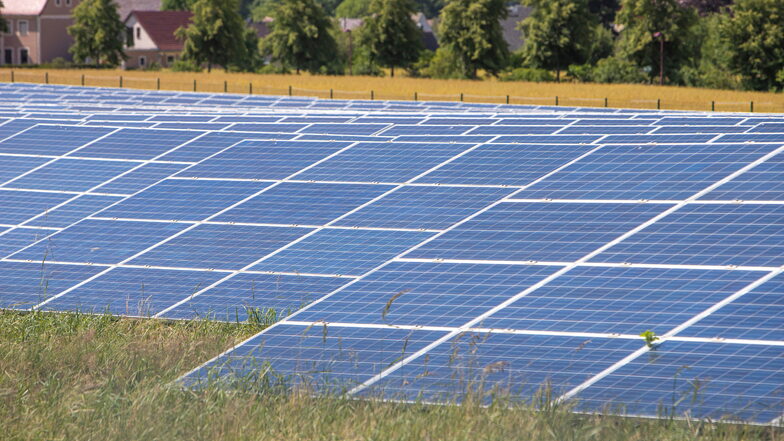 Solarplatten sollen an der Bahnlinie in Kraußnitz bei Ortrand aufgestellt werden. Vorhabenträger ist eine Firma aus Großkmehlen.