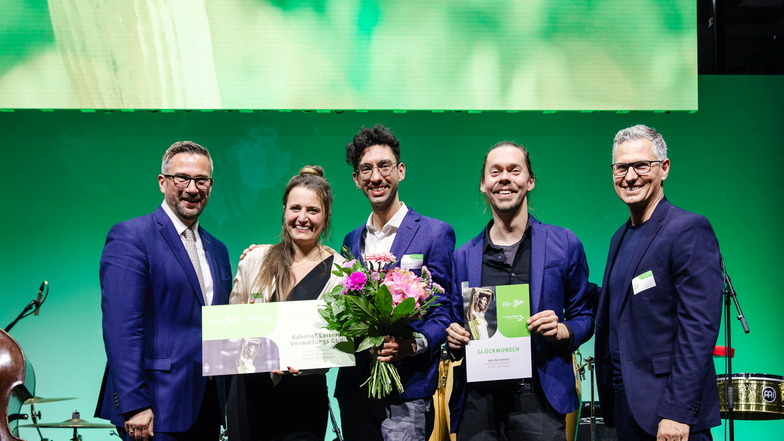 Wirtschaftsminister Martin Dulig (l.) und Daniel Daum (r.) übergeben den Preis an Kathryn Döhner, Alireza Rismanchian und Christoph Schoenbeck.