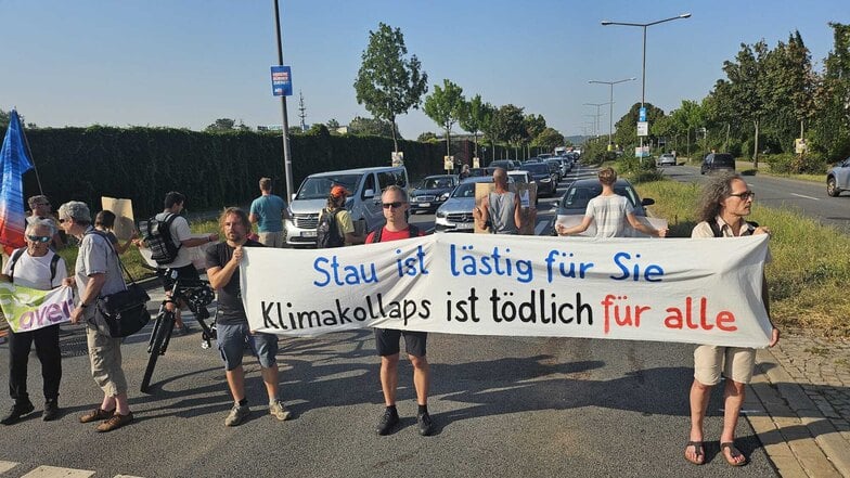 Die Klimaprotestgruppe "Extinction Rebellion" blockiert am Donnerstagnachmittag die Washingtonstraße in Dresden.