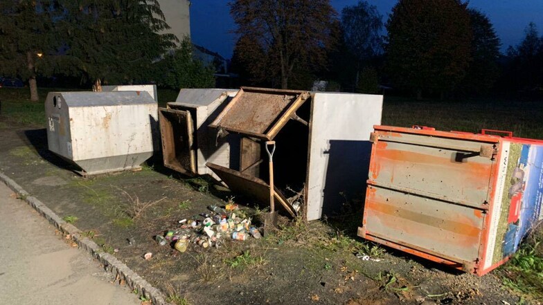 Unbekannte hatten in Hirschfelde Glas- und Altkleider-Container umgeworfen.
