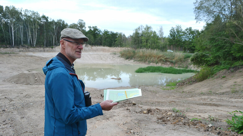 Klaus Richter vom Pro-Natura-Verein an der früheren Kaolingrube, die zum Laichgewässer für Kammmolche hergerichtet wird.