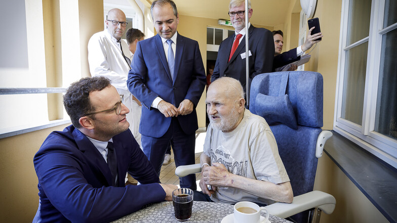 Gesundheitsminister Jens Spahn besuchte  das St. -Carolus-Krankenhaus im August 2019. Dort besichtigte er auch die Palliativstation und kam mit einem Patienten ins Gespräch.