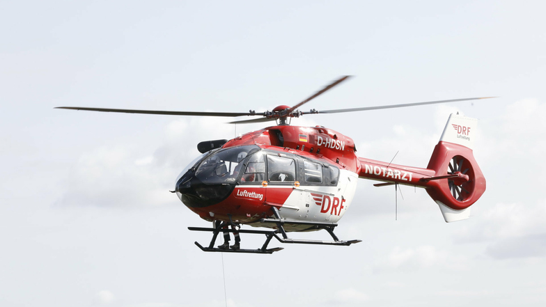 Ein Hubschrauber der DRF Luftrettung brachte am Sonntag einen Notarzt ins Waldbad nach Oberau.