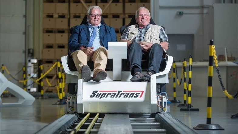 Reinhard Dietze und Eberhard Mittag vom Fernsehturmverein testeten in der  Schwebebahn-Versuchsanlage "Supratrans2" den Gleiter für den Höhenflug - die Machbarkeitsstudie zu dem Projekt fiel allerdings negativ aus.