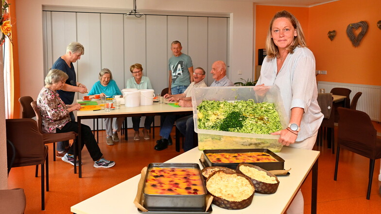 20 Kilo Kartoffelsalat und reichlich Kuchen: Manja Schubert (r.) organisiert die Koch-AG der Gorbitzer Senioren.
