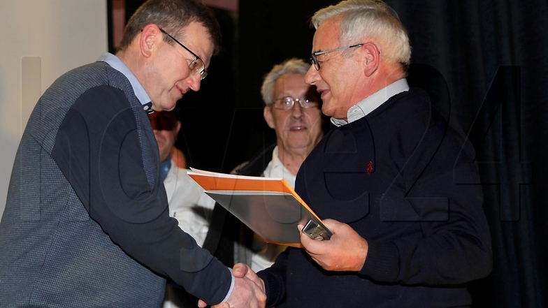 Ingolf Horn, Vizepräsident des Westlausitzer Fußballverbandes, überreicht“ Bernd Ziemann die Ehrennadel in Gold.