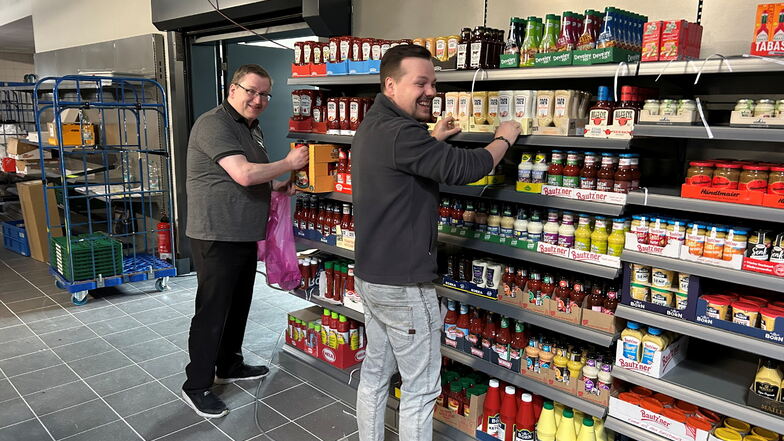 Edeka-Bezirksleiter Mario Hirte und Stephan Gensch, Marktleiter des Scheunenhofcenters Pirna, packen selbst mit an, damit alles zum Eröffnungstermin in Zauckerode fertig wird.