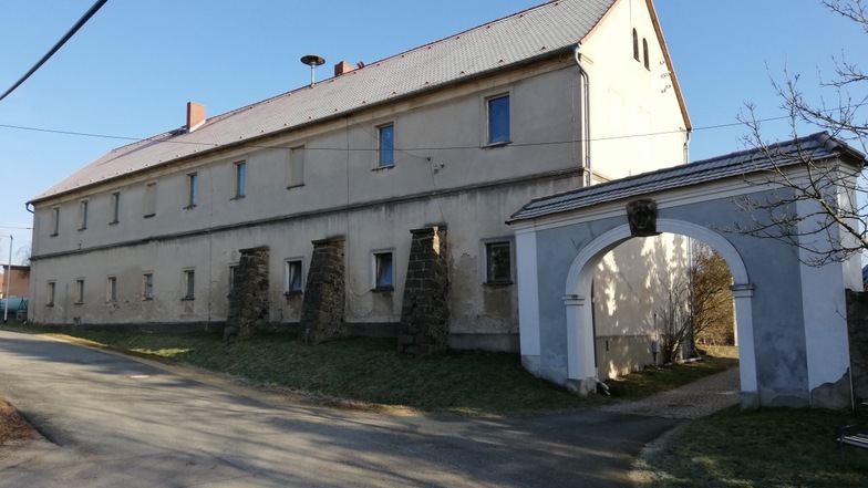 Das ehemalige Herrenhaus des Stifts-Gutes Niecha wartet noch immer auf einen Käufer und Investor.