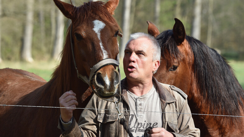 Holger Kahl mit Sanddorn, dem Araber-Pferd seines verstorbenen Bruders Mario.