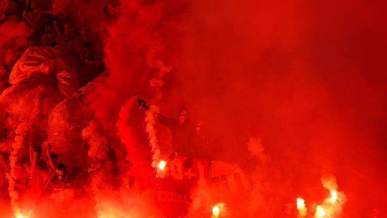 Mehrheit sächsischer Fußballfans empfindet Pyro im Stadion als störend