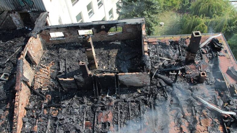 Insgesamt waren knapp 80 Feuerwehrleute aus Ottendorf-Okrilla, Radeberg, Pulsnitz sowie Wiesa bei Kamenz im Einsatz. Ein Übergreifen der Flammen auf andere Betriebe in dem angrenzenden Gewerbegebiet konnte verhindert werden.
