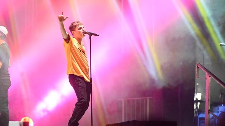Britpop vor Kulisse: Popsänger Tom Gregory am Freitagabend im Dynamo-Shirt auf der Theaterplatz-Bühne.