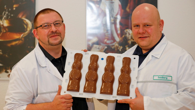 Ein Bild aus vergangenen Tagen: Werkleiter Matthias Goldberg (rechts) und Produktionsleiter Stefan Neumann zeigen ganz frische Schokoladen-Osterhasen aus Oderwitz.