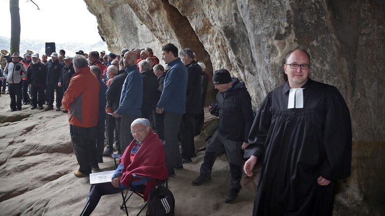 Pfarrer Sebastian Kreß (vorn) hier beim Berggottesdienst auf dem Kuhstall.