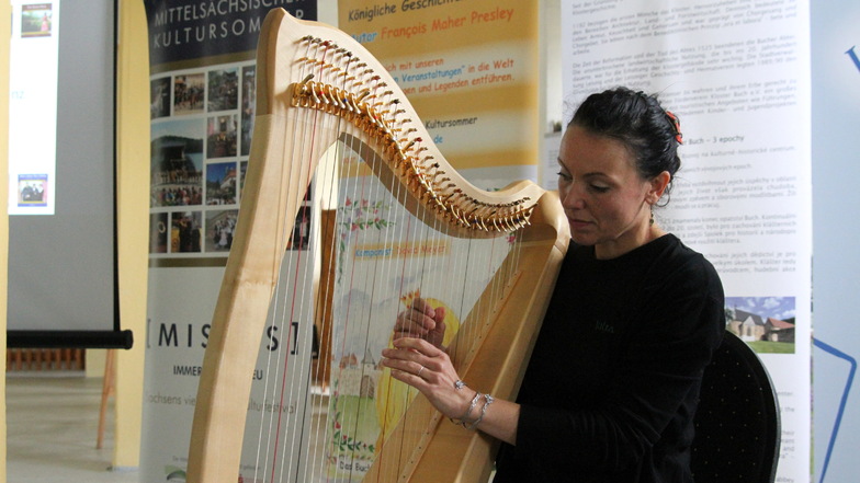 Julia Lehne von der Band Irish Cream spielt zur Saisnoneröffnung auf der Harfe.