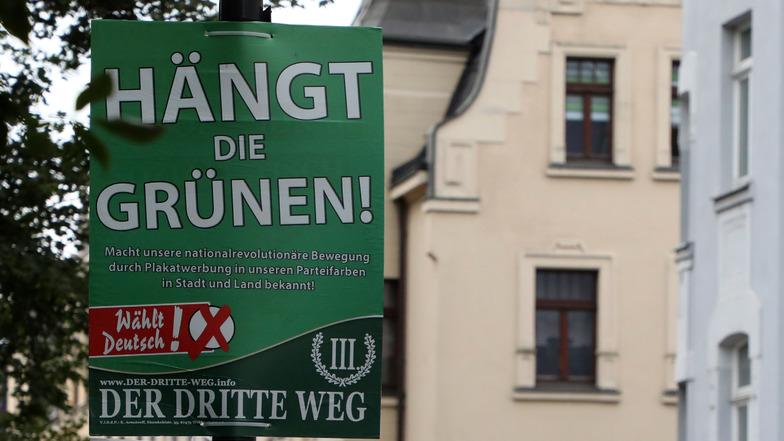 Das umstrittene Wahlplakat der Splitterpartei "Der dritte Weg" mit der Aufschrift "hängt die Grünen".