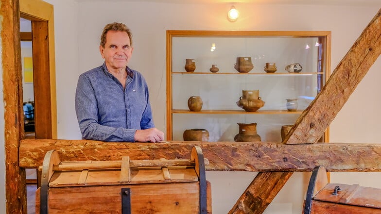 Knut Peltner, Vereinsvorsitzender des Historischen Weinböhaler Weingut e. V., kümmert sich gemeinsam mit den restlichen Mitgliedern derzeit um das Heimatmuseum, nachdem der Leiter Reinhard Krönert im vergangenen Jahr gestorben ist.