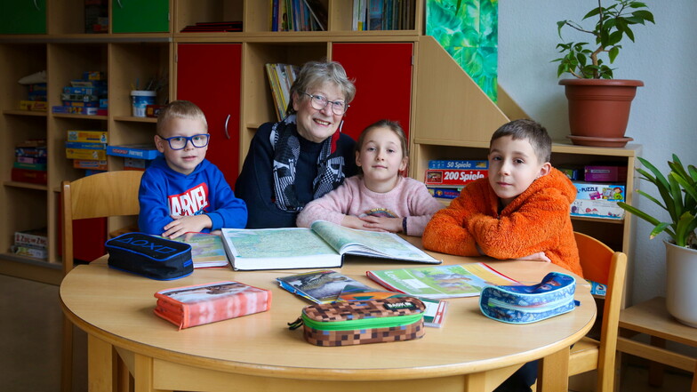 Rentnerin Eva Hommel unterrichtet in Ohorn ukrainische Kinder und hilft Familien, die vor dem Krieg geflohen sind.