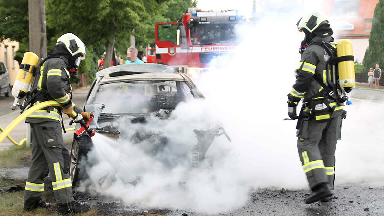 Am Samstagnachmittag war ein 61-Jährige mit seinem BMW in Zeißig auf der Bautzener Straße unterwegs. Als er einen plötzlichen Ölverlust und Rauchentwicklung bemerkte. Kurze Zeit später stand das Auto vollständig in Flammen.