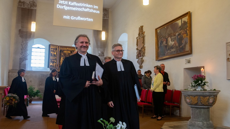 Einführungsgottesdienst am Reformationstag von Pfarrer Uwe Liewald (r.) in der Kirche in Ponickau, hier mit Superintendent Andreas Beuchel.