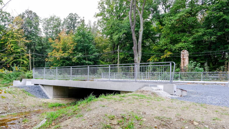 Die neue Brücke über den Heidewiesenbach im künftigen Verlauf der S 100 bei Radeburg ist fertig. Der rund 1,8 Kilometer lange Straßenbau soll im Frühjahr starten.