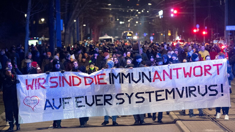 Teilnehmer einer Demonstration gegen die Corona-Maßnahmen sind am 14. Februar 2022 in Dresden unterwegs.