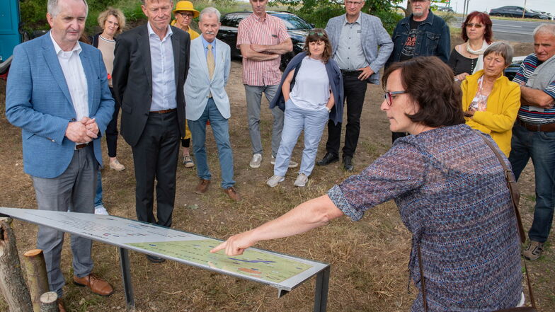 Auch Sachsens Minister für Regionalentwicklung Thomas Schmidt (l.) und Landtagspräsident Rößler (2.v.l.) waren schon in Gävernitz und ließen sich zur Eröffnung das Gelände von Daniela Frehse zeigen.