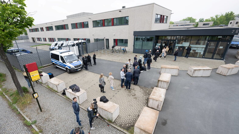 Journalisten warteten am Vormittag vor dem Prozessgebäude des Landgerichts - einem Spezialsaal des Oberlandesgerichts Dresden - auf den Einlass.