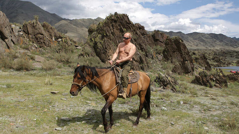 Das Foto von Putin oberkörperfrei auf dem Rücken eines Perdes in Südsibirien ging 2009 um die Welt. 2021 zieht er sich nicht aus, wie die Bildergalerie unten zeigt.
