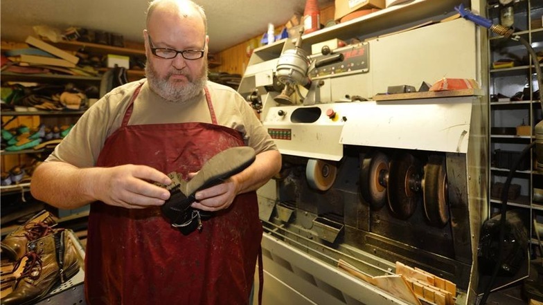 Meistens schon, sagt Henry Bayer (55). In seiner Pirnaer Werkstatt repariert der Schuhmachermeister dieser Tage im Akkord beschädigte Treter.
