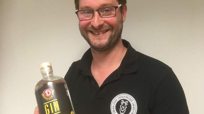 Lars Ziesche zeigt den von ihm kreierten Dynamo-Gin. Es gibt ihn in Dresden, bei Selgros und im Geflügelhof.