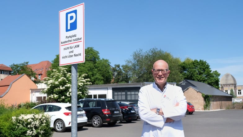 Ein kostenfreies Angebot zum Parken hat der Meißner Apotheker und Stadtrat Dr. Oliver Morof auf einer privaten Fläche gegenüber der Sprint-Tankstelle an der Kurt-Hein-Straße geschaffen.
