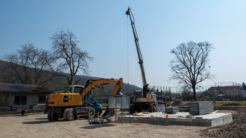 Der Bau der neuen Turnhalle auf dem Areal des Evangelischen Schulzentrums Pirna geht voran.