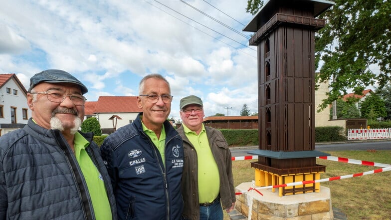 Die fleißigen Erbauer des Heidebergturm-Modells auf dem Anger in Strauch sind Rainer Wendler, Gunter Gutmann und Steffen Max (v.r.), hier vor dem neuen Wahrzeichen des zur Großenhain gehörenden Ortes.