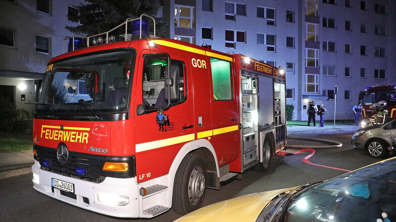 In der Nacht zum Sonntag brannte es in einem Mehrfamilienhaus in Dresden-Gorbitz.