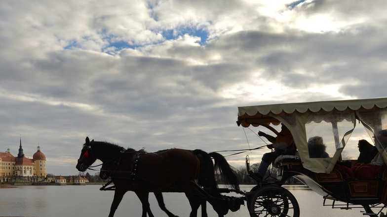 Für viele Besucher der Winterausstellung ein Muss – eine Fahrt mit der Pferdekutsche ums Aschenbrödelschloss.