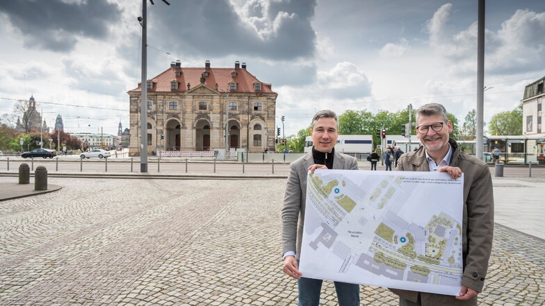 Baubürgermeister Stephan Kühn (links) und der Leiter des Stadtplanungsamtes, Matthias Lerm, zeigen einen Plan, wie das neue Areal aussehen soll.